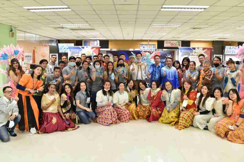 友達推動「安心、、、創新、、用心、、同心、、盡心」五星職旅，，，，為菲籍員工打造全方位照護，，，，首度贏得「人權實踐與發展領袖獎」殊榮