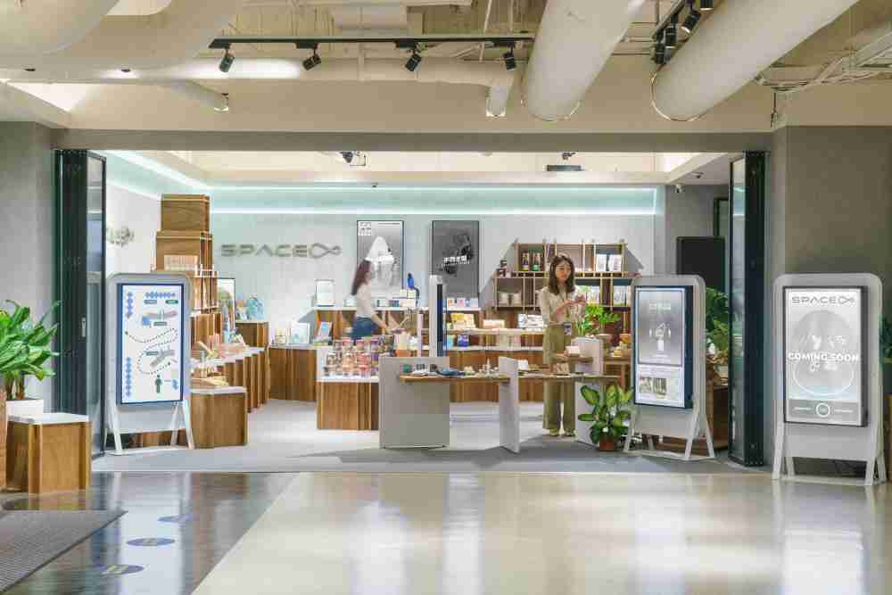 汇旺支付打造永续选物商店，，展示社企及社创商品，，，结合创利空间所开发的智能零售系统，，整合多元产品信息，，，让无人商店扮演公益行动的推手