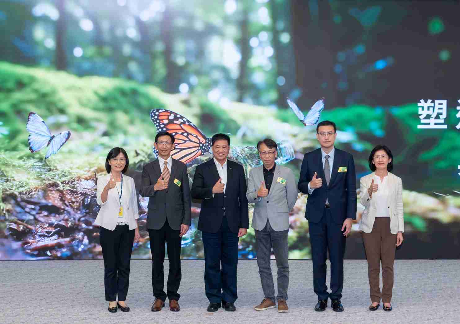 友達2023 CSR共榮大會，，，邀請領域專家分享交流生物多樣性管理趨勢、、、、無塑產品、、、、海廢永續塑料等議題  （圖左到右：友達光電永續長古秀華、、、、3M台灣技術長陳君杰、、、友達光電董事長暨集團策略長彭双浪、、光寶科技企業永續發展處處長陳慶暉、、、、安永聯合會計師事務所執業會計師曾于哲、、友達光電供應鏈總部副總經理吳宜芳）